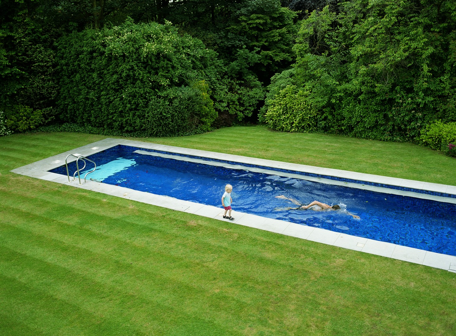Budowa basenu ogrodowego jako sposób na podniesienie wartości nieruchomości